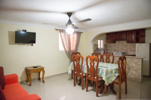 Aparamento Espacioso 2 Habitaciones, 2 banos - incluye cocina, aire, sala-comedor, TV, cable, wi-fi y parqueo. U$65/noche